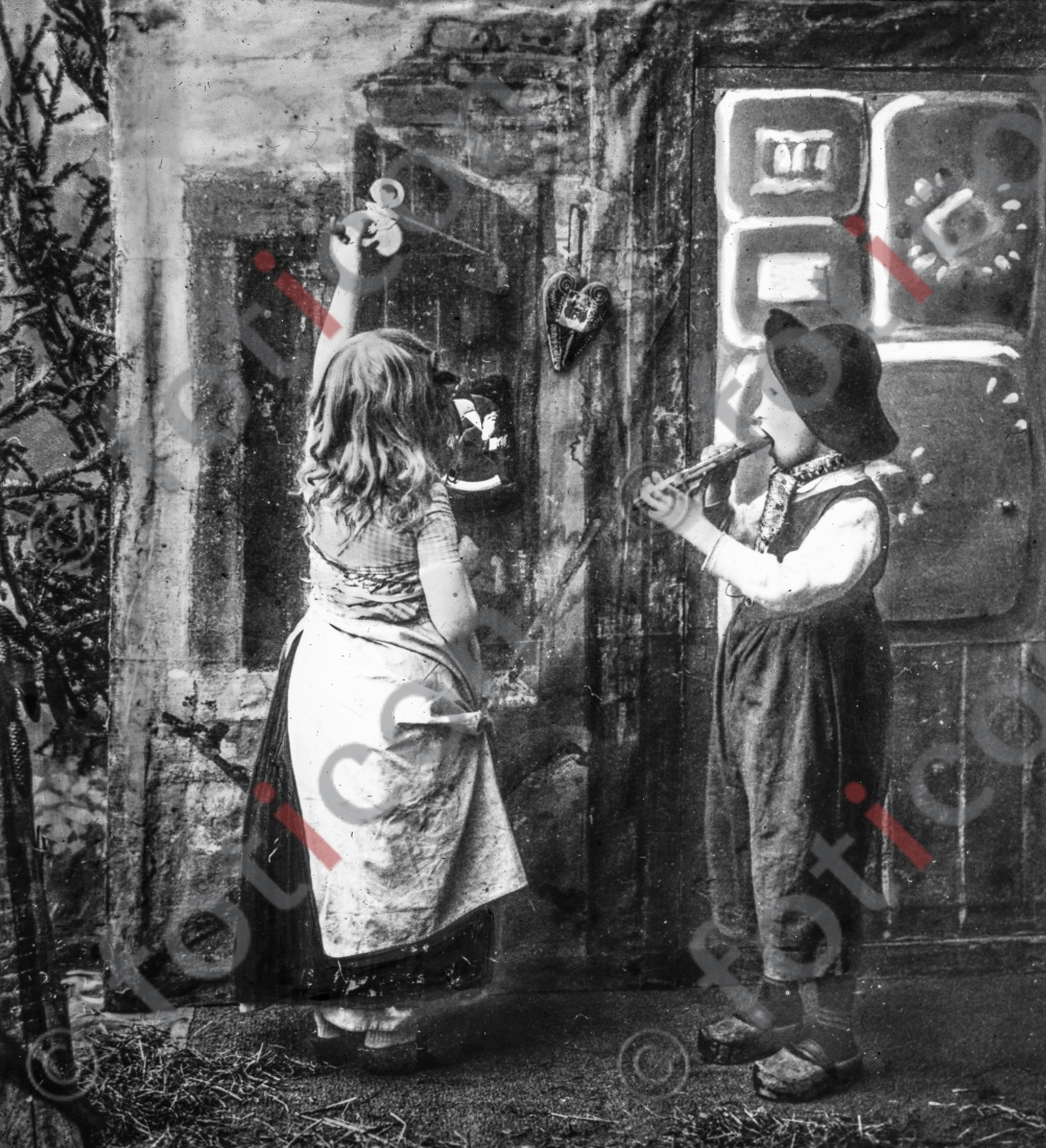 Hänsel und Gretel | Hansel and Gretel - Foto foticon-simon-166-009-sw.jpg | foticon.de - Bilddatenbank für Motive aus Geschichte und Kultur